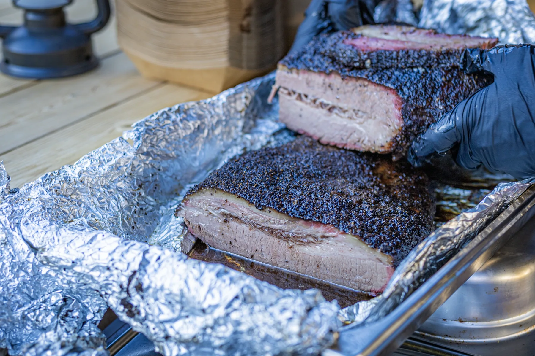 Brisket ξεκουράζεται ανοιχτό σε αλουμινόχαρτο.