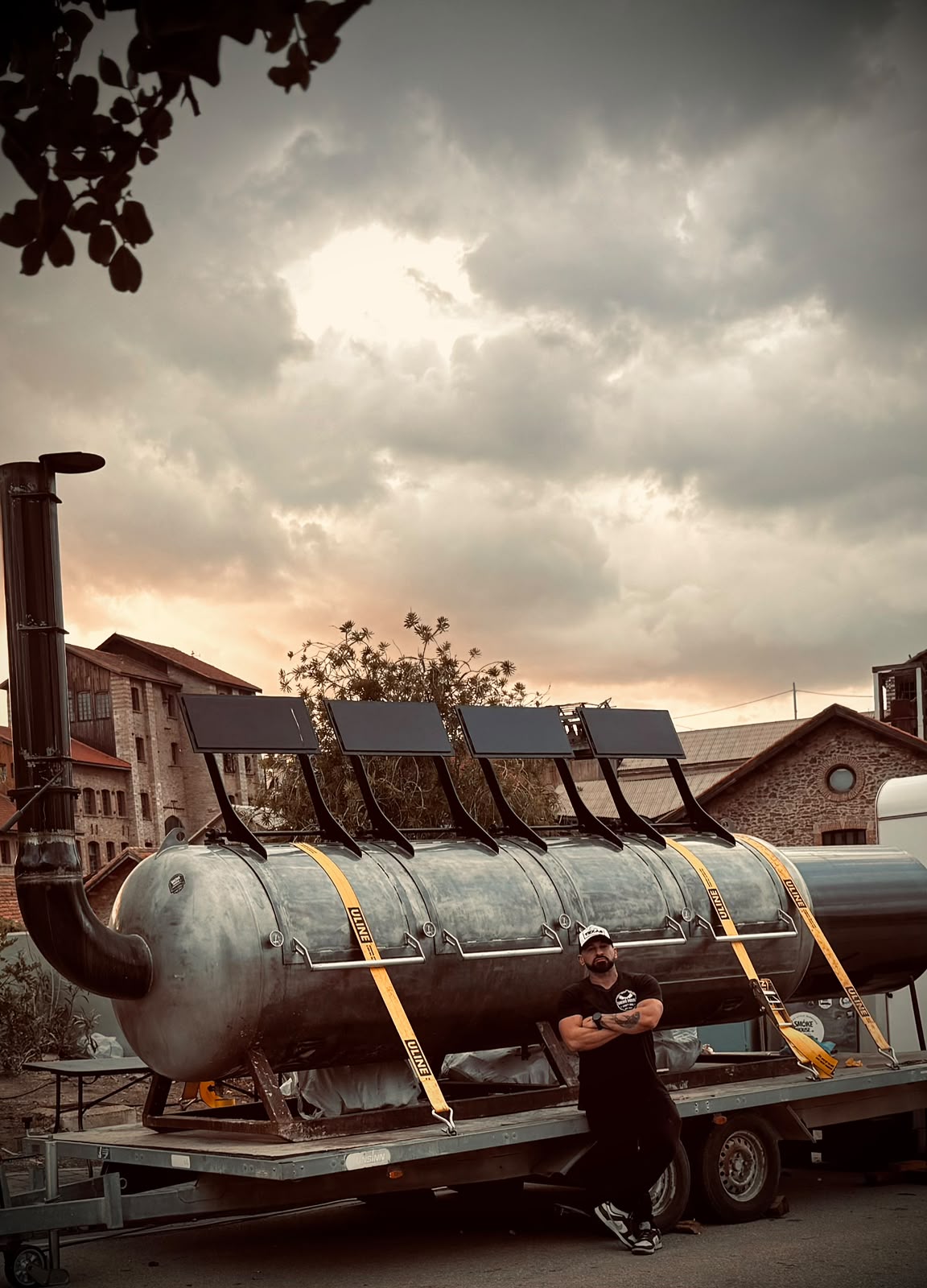 Ο Τάκης μπροστά στον μεγάλο custom smoker του Smoke House